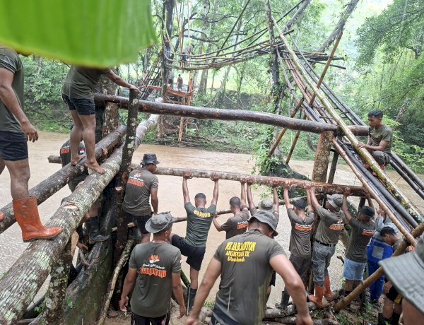 Tembus Hujan dan Arus Deras, Brimob Polda NTT Bangun Jembatan Darurat untuk Anak Sekolah di Sumba Barat Daya