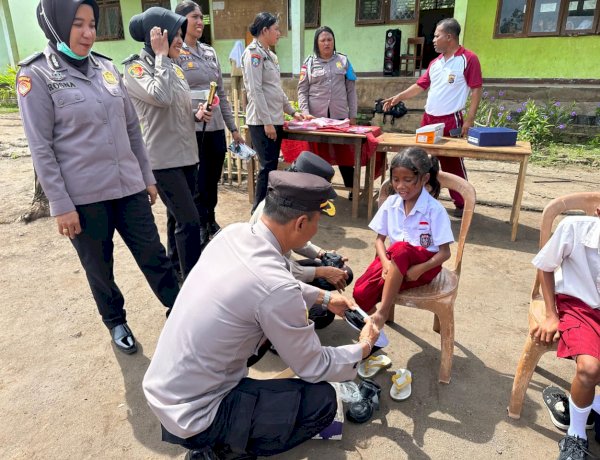 Polwan Polres Lembata Jadi Guru Sehari di SDN 1 Waijarang, Beri Bantuan Perlengkapan Sekolah dan Tanamkan Edukasi Hukum serta Cegah Bullying Sejak Dini