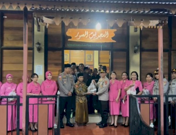 Hangatkan Ramadan, Kapolres Sumba Barat dan Bhayangkari Berbagi Takjil untuk Santri Baitul Hikmah