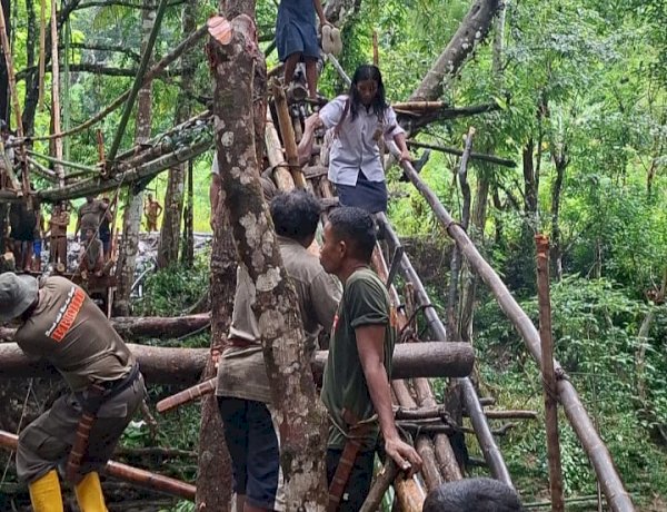 Brimob Polda NTT Bangun Jembatan Darurat di Desa Dikira Sumba Barat Daya, Akses Anak Sekolah Segera Terbuka