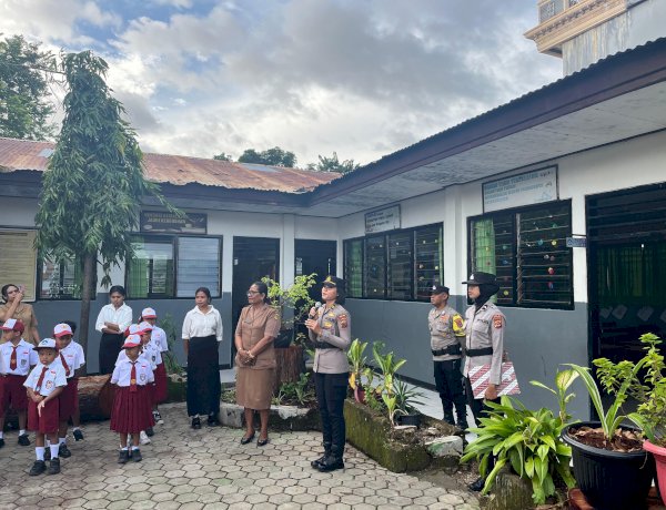 IPTU Ni Luh Putri Kartika Wati Pimpin Upacara di SDK Santo Yoseph 1, Dirbinmas Polda NTT Tekankan Pembinaan Sejak Dini