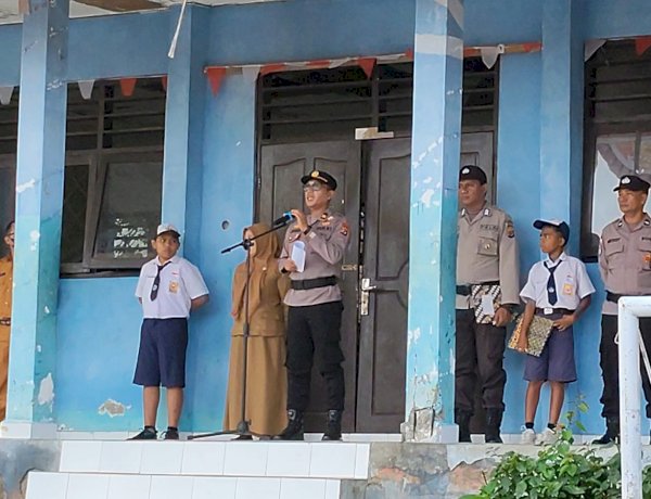 IPTU YD. Palinggi Pimpin Upacara di SMPN 14 Kupang, Tanamkan Disiplin dan Akhlak kepada Pelajar