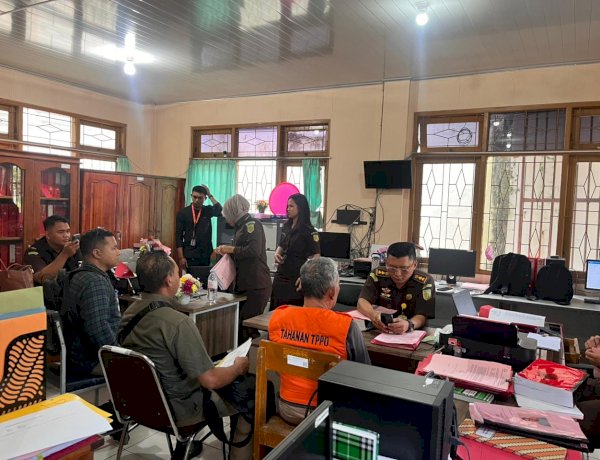 Polda NTT Tahap II Tersangka Dugaan Penyelundupan Manusia ke Kejari Kota Kupang