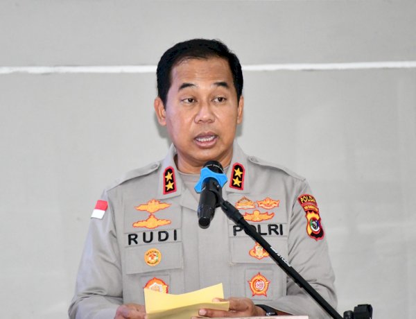 Tercatat, 890 Personel Terima Reward, Kapolda NTT Irjen Pol Dr. Rudi Darmoko Tegaskan Reward dan Punishment Harus Seimbang