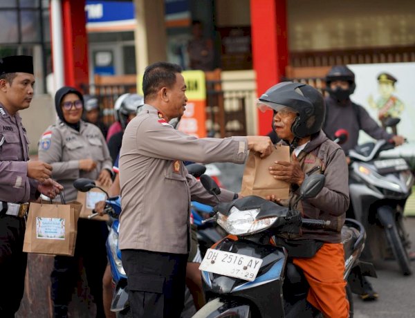 Polresta Kupang Kota Berbagi Takjil di Bulan Ramadhan, Wujud Kepedulian dan Kedekatan Polri dengan Masyarakat