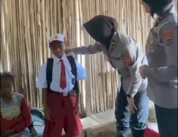 Sentuhan Kepedulian Kapolda NTT untuk Siswa di Pedalaman TTS: Polwan Serahkan Bantuan Sekolah kepada Devanto Sunbanu