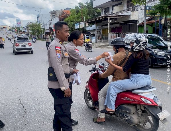 Subsatgas Binmas Ops Ketupat Turangga 2026 Bagikan Takjil untuk Masyarakat di Kota Kupang