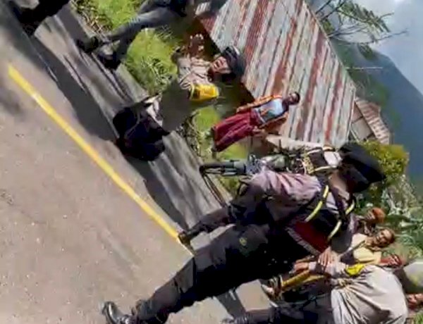 Di Antara Dua Massa yang Nyaris Bentrok, Polisi Berlutut Demi Mencegah Pertumpahan Darah