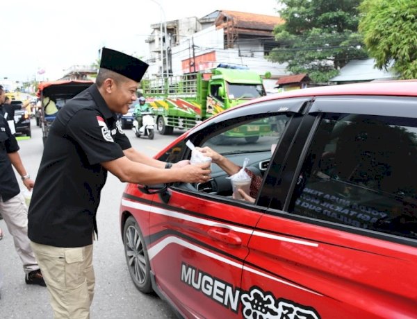 Berbagi di Bulan Ramadhan, Bid TIK Polda NTT Bagikan Ratusan Takjil untuk Masyarakat
