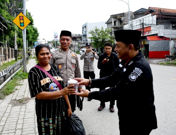 Wujud Kepedulian di Bulan Suci Ramadhan, Bidhumas Polda NTT Bagikan 200 Paket Takjil kepada Masyarakat Pengguna Jalan