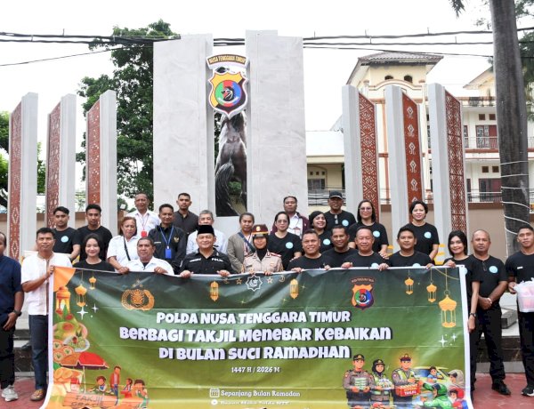 Semangat Berbagi di Bulan Suci Ramadhan, Polda NTT Bersama SMSI Bagikan Takjil untuk Masyarakat Kota Kupang