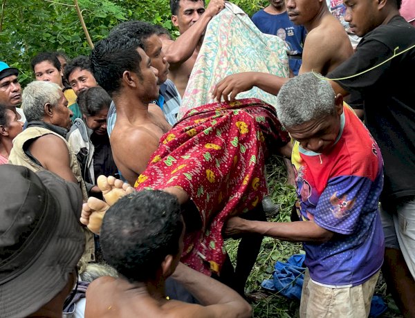 Aksi Cepat Personel Brimob Polda NTT Evakuasi Korban Tenggelam di Kupang