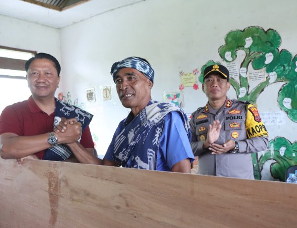 Kunjungan Penuh Makna: Wakapolda NTT Bantu Perbaiki Fasilitas Belajar di SD Hiliwuku