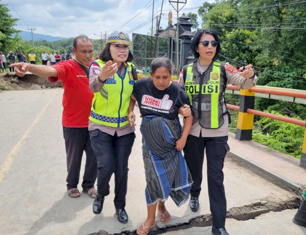 Sigap dan Humanis, Polwan Polda NTT Evakuasi Ibu Hamil yang Hendak Melahirkan di Lokasi Jembatan Ambruk Naibonat