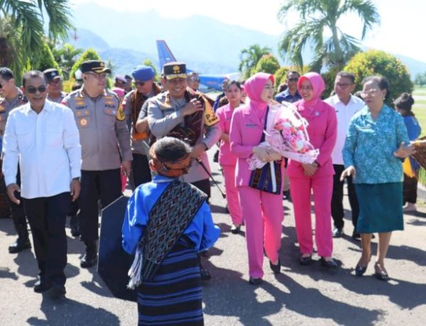 Kunjungan Kerja di Polres Ende, Kapolda NTT Resmikan Program Kemanusiaan dan Perkuat Mental Personel