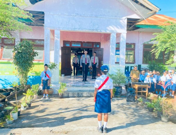 Polisi Jadi Inspektur Upacara di SMPN 18 Kupang, Tanamkan Disiplin dan Jauhi Narkoba Sejak Dini