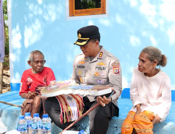 Kapolres TTS Serahkan Rumah Harapan dari Kapolda NTT kepada Warga Desa Binaus
