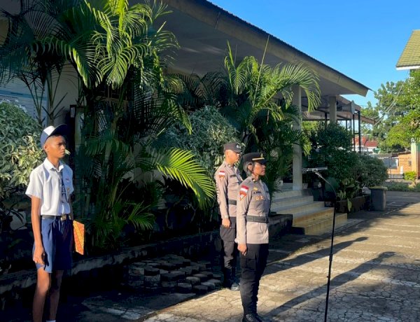 Dirbinmas Polda NTT: Polisi Jadi Irup di SMP St Familia Kupang, Tanamkan Disiplin dan Kesadaran Berlalu Lintas Sejak Dini