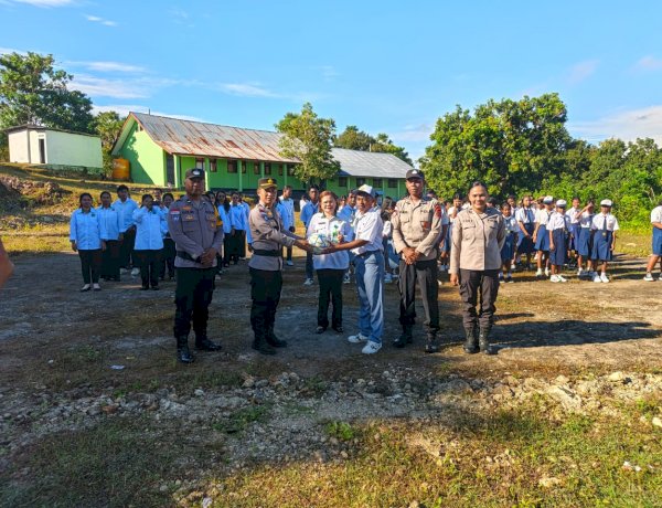 Ipda Kadek Suadyana Jadi Irup di SMA Kristen Negeri Kupang, Serahkan Sarana Kontak untuk Dukung Aktivitas Pelajar