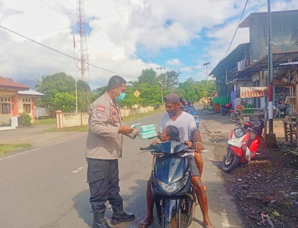 Bhabinkamtibmas Desa Boru Bagikan Masker, Lindungi Warga dari Abu Vulkanik Lewotobi