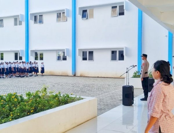 Polda NTT Tanamkan Disiplin dan Literasi Digital Lewat Polisi Jadi Inspektur Upacara di Sekolah-sekolah Kupang