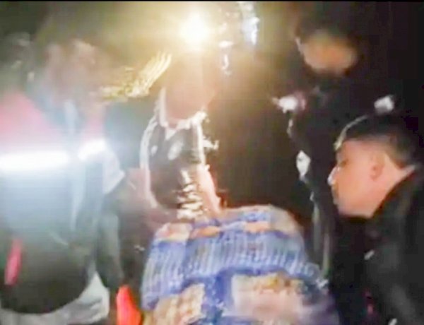 Aksi Humanis Polisi di Tengah Banjir, Jenazah Dievakuasi Gunakan Mobil Patroli di Malaka