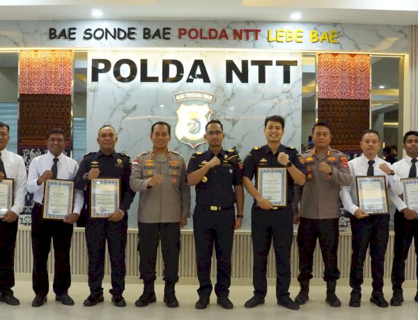 Berhasil Ungkap Kasus 11 Juta Rokok Ilegal di Perbatasan, Kapolda NTT Beri Penghargaan kepada Personel Polri dan Bea Cukai