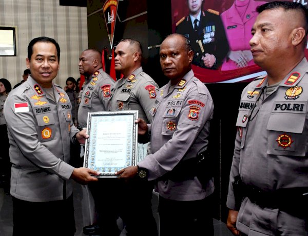 Kapolda NTT Beri Penghargaan Empat Personel Brimob atas Dedikasi Pembangunan Jembatan di Wilayah NTT