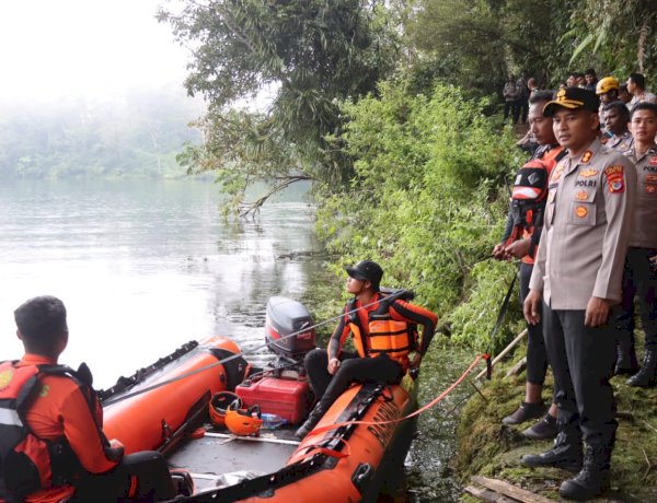 Kapolres Manggarai Timur Pantau Langsung Pencarian Hari Kedua Korban Tenggelam di Danau Ranamese