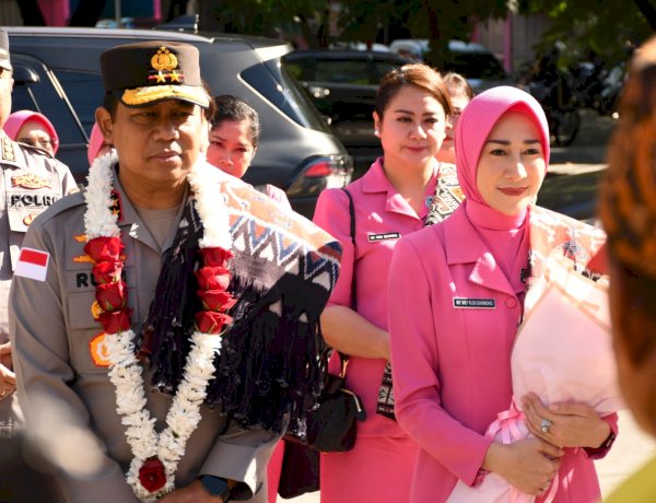 Kapolda NTT Disambut Adat Natoni dan Lagu “Polisi Flobamora” Saat Kunjungan Kerja di Polresta Kupang Kota