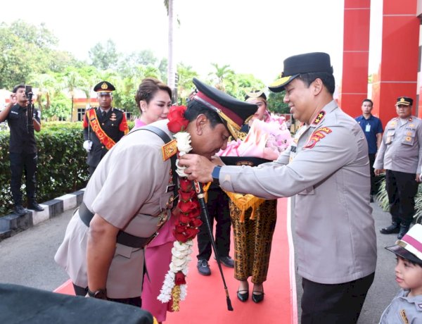 Haru dan Penuh Penghormatan, Kapolda NTT Pimpin Tradisi Pedang Pora Pelepasan Brigjen Pol Baskoro Tri Prabowo
