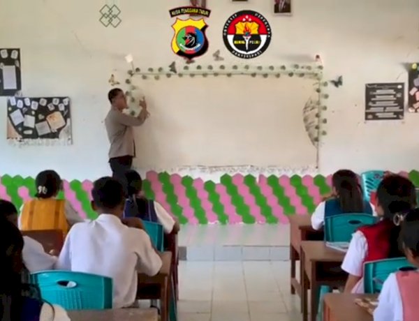 Aipda Bernadus Mallo, Polisi Pengajar Bahasa Inggris yang Menginspirasi Pelajar di Sumba Barat