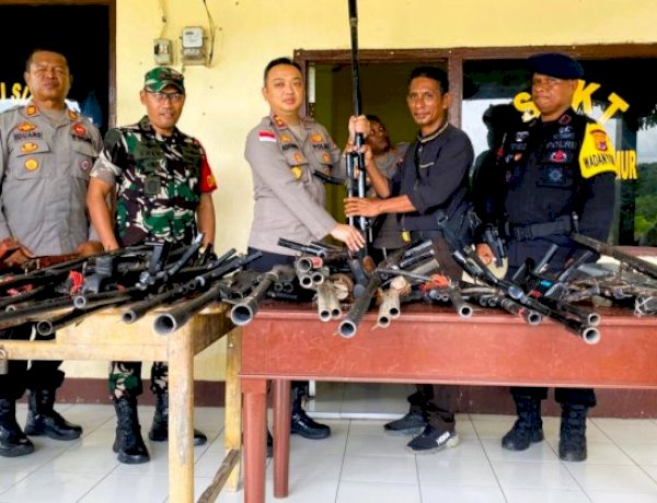 Warga Adonara Timur Kembali Serahkan Senpira dan Amunisi, Kapolres Flores Timur: Ini Bukti Masyarakat Memilih Jalan Damai