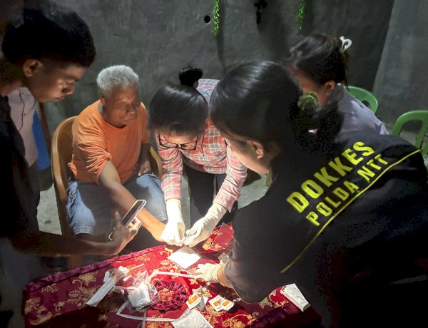 Biddokkes Polda NTT  Mengambil Sampel DNA Keluarga PMI yang Meninggal di Perairan Malaysia