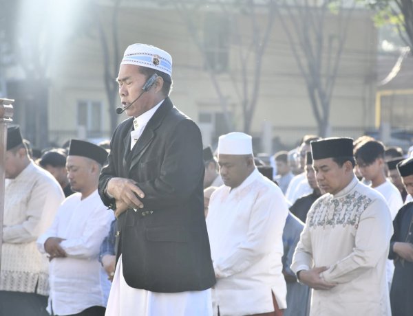 Ribuan Jamaah Padati Lapangan Bhayangkara, Kapolda NTT Rayakan Idul Adha dalam Semangat Toleransi dan Kebersamaan