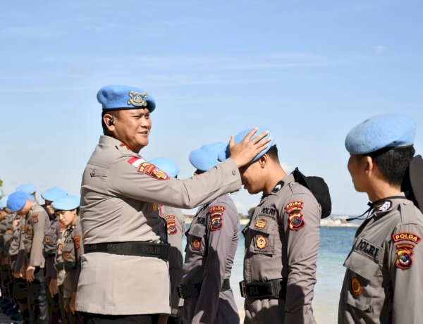 Kabidpropam Polda NTT Pimpin Penyematan Baret Biru dan Aksi Bersih Pantai Pasir Panjang