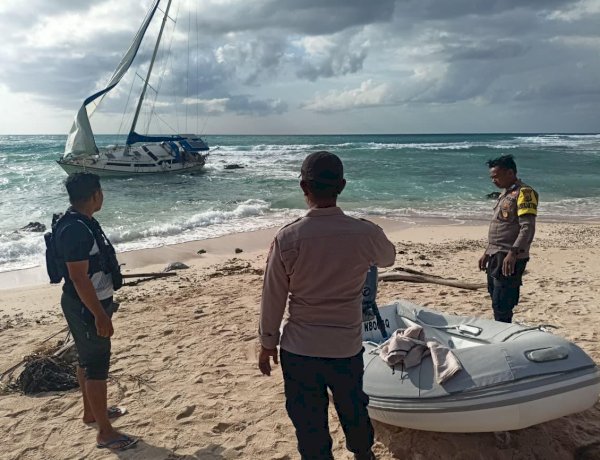 Kapal Yacht Berbendera Australia Terdampar di Pantai Rote Timur, Polisi Lakukan Pengamanan dan Penyelidikan