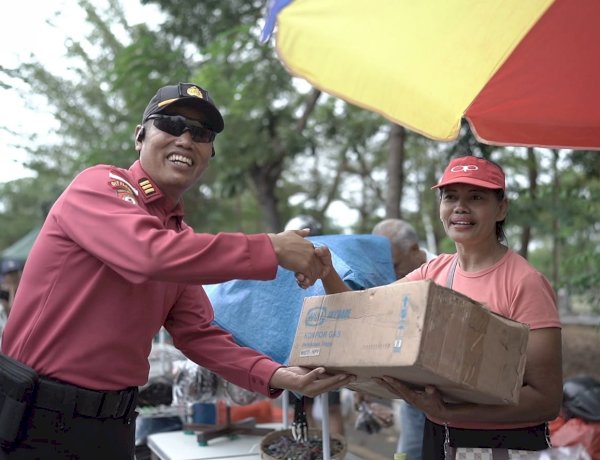 Sambut HUT Bhayangkara ke-80, Ditpamobvit Polda NTT Bagikan Kompor Gas Gratis untuk UMKM di Car Free Day Kupang