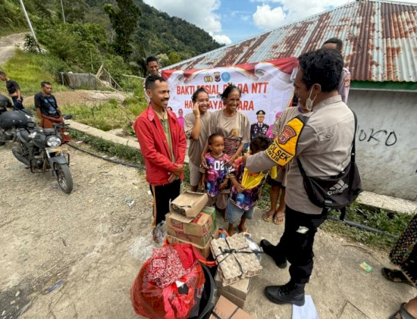 Sambut HUT Bhayangkara ke-80, Polsek Kuwus Tembus Jalan Rusak Bantu Janda Lansia Korban Kebakaran