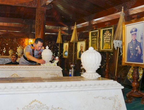 Usai Soekarno dan Gus Dur, Kapolri Ziarah-Tabur Bunga ke Makam Soeharto