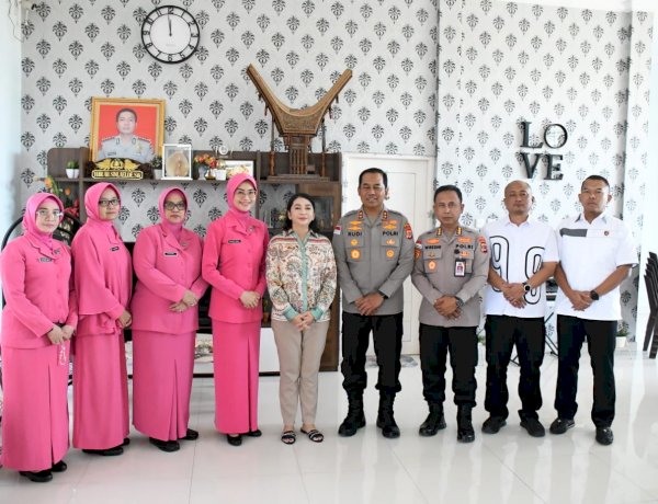 Menjaga Ikatan Pengabdian yang Tak Pernah Usai, Kapolda NTT Sambangi Warakawuri Almarhum Kombes Pol Yudi Sinlaloe