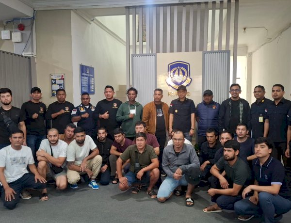 Polres Alor Amankan 16 Orang WNA Asal Uzbekistan yang Terdampar di Kabupaten Alor