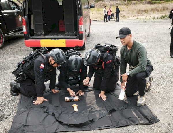 Polres Flores Timur Bersama Tim Jibom Brimob Polda NTT Amankan dan Musnahkan Bom Rakitan Aktif di Adonara Timur