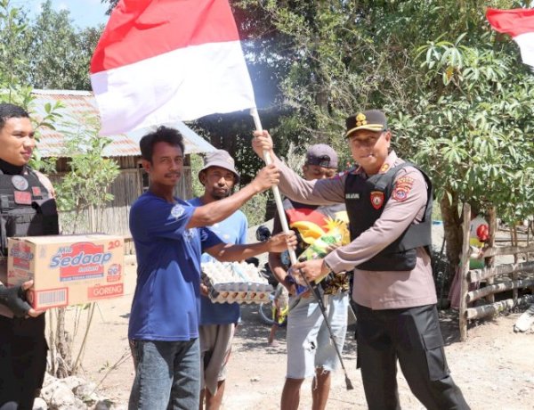 Jelang HUT RI ke-81, Kapolres Belu Patroli Perbatasan Sambil Bagikan Bendera dan Sembako