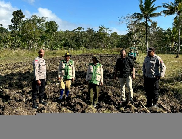 Dukung Percepatan Swasembada Bawang Putih, Polda NTT Bersama Poktan Siapkan Lahan di Malaka
