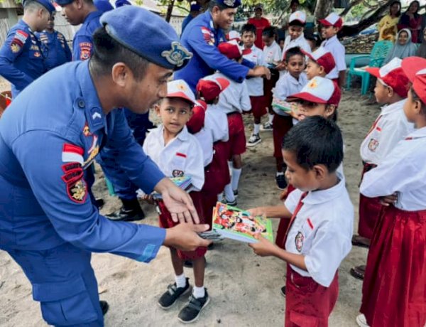 Sambut HUT ke-81 RI, Ditpolairud Polda NTT Bagikan Bendera dan Alat Tulis untuk Warga Pesisir Flotim