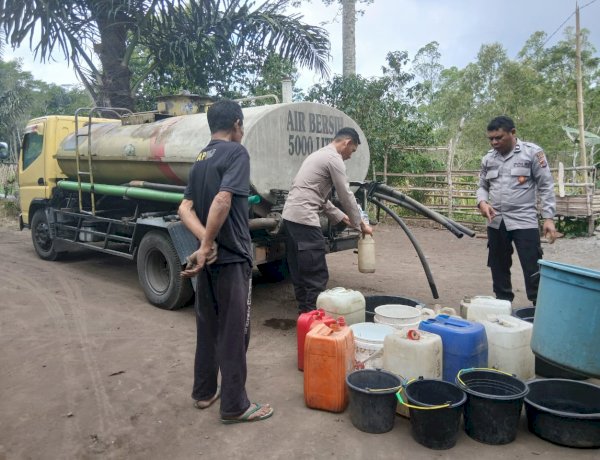 Peduli Warga Terdampak Kemarau, Polres Ngada Salurkan Air Bersih ke Kampung Bopoma