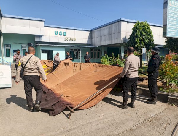 Pasca Gempa, Polres Sikka Bersama Brimob Dirikan Tenda Darurat di RSU Santo Gabriel Kewapante