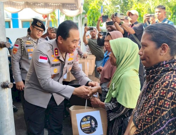 Kapolda NTT Salurkan 100 Paket Bantuan untuk Warga Sikka Pascagempa