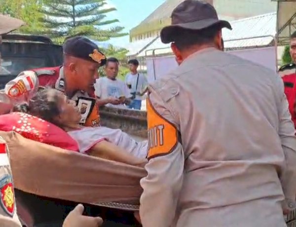 Sigap di Tengah Bencana, Personel Sabhara Polres Sikka Bantu Nakes Evakuasi Korban Gempa di RS TC Hillers Maumere